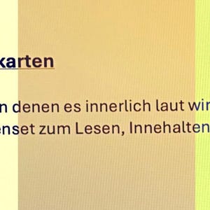 Puede incluir: Imagen de un juego de cartas titulado "Mini-Notfallkarten" con texto en alemán. El texto dice: "Para los momentos en que se vuelve ruidoso por dentro. Un juego de cartas silencioso para leer, hacer una pausa y ordenar."