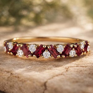 Anillo de boda de rubí baguette, anillo apilable de moissanita redonda, anillo de aniversario art déco, regalo nupcial con piedra de nacimiento de julio