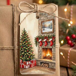 Könnte beinhalten: Illustration einer Weihnachts-Geschenkanhänger mit einem geschmückten Baum, einem Kamin mit Strümpfen und verpackten Geschenken. Das Etikett ist mit einer Schnur an einem braunen, papierverpackten Geschenk befestigt. Festliche Weihnachtsdekoration.