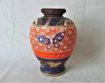 Small Goldcastle Satsuma Style Vintage Porcelain Vase