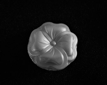 Realistic Iridescent Cream Color Glass Flower Button 15/16 inches Vintage