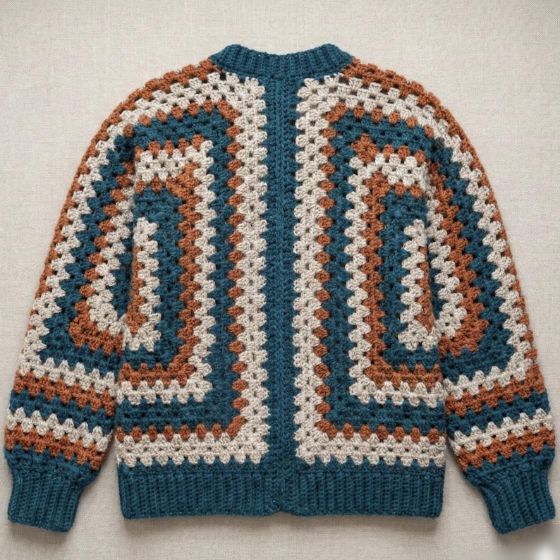 Pu&ograve; includere: Cardigan all'uncinetto fatto a mano con un motivo a granny square. Il maglione presenta un design a blocchi di colore con quadrati verde acqua, marroni e crema. Il cardigan ha maniche lunghe e girocollo.