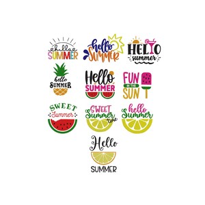 Puede incluir: Una colección de diez diseños gráficos coloridos con temática veraniega que incluyen textos como hello summer, sweet summer y fun in the sun. Las ilustraciones muestran una piña, rodajas de sandía, limones, una copa de cóctel y un sol.