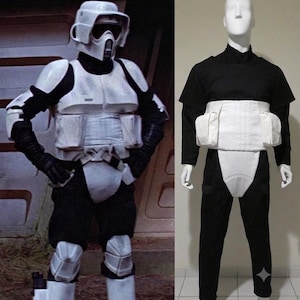 Op de afbeelding: Een scout trooper kostuum bestaande uit een zwart shirt met lange mouwen en een broek, een witte utility-riem met twee zijzakken en een wit kruisstuk. De set bevat witte pantserstukken voor de romp, schouders en knieën voor cosplay.
