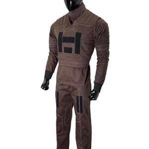 Puede incluir: Mono marr&oacute;n con cuello alto y mangas largas, exhibido en un maniqu&iacute;. El traje presenta un gran dise&ntilde;o rectangular negro en el pecho y detalles negros en las mangas y las piernas. Costuras blancas.