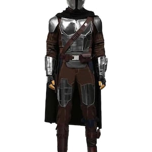 Puede incluir: Un disfraz de cuerpo completo con un casco plateado y placas de armadura sobre un mono marr&oacute;n y negro. El disfraz incluye una capa negra, cintur&oacute;n marr&oacute;n y botas negras. El dise&ntilde;o general recuerda a un personaje espacial.