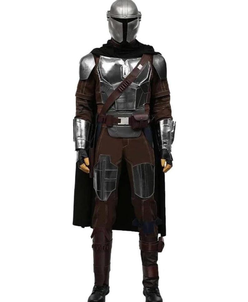 Puede incluir: Un disfraz de cuerpo completo con un casco plateado y placas de armadura sobre un mono marr&oacute;n y negro. El disfraz incluye una capa negra, cintur&oacute;n marr&oacute;n y botas negras. El dise&ntilde;o general recuerda a un personaje espacial.