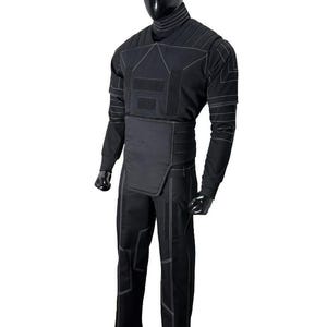 Pu&ograve; includere: Tuta tattica nera con dettagli di cuciture bianche, esposta su un manichino. La tuta comprende un top a maniche lunghe, pantaloni e una protezione per la vita. Il design presenta pannelli rinforzati e un collo alto.