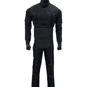 Pu&ograve; includere: Tuta protettiva nera esposta su un manichino. La tuta comprende un top a maniche lunghe con pannelli rinforzati e collo alto, insieme a pantaloni abbinati. Le cuciture bianche delineano le cuciture e i pannelli della tuta.