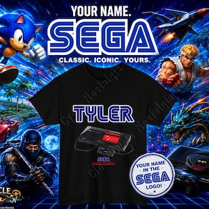 Puede incluir: Camiseta negra con el nombre "TYLER" en azul y blanco, y un gráfico de consola de videojuegos retro. El fondo muestra personajes clásicos de SEGA como Sonic y Tails, con el logotipo de SEGA y el texto "CLASSIC. ICONIC. YOURS."