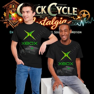 Puede incluir: Dos personas vistiendo camisetas negras con el logo de Xbox en verde y un gráfico de consola. Las camisetas tienen la palabra "XBOX" debajo del logo. El fondo incluye las palabras "Clock Cycle Nostalgia".
