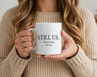 Familien Tasse „Still Us“ | Geschenk für Eltern | Minimalistische Tasse Mama Papa | Personalisierte Tasse mit Namen | Valentinstag Familie