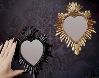 セイクリッド ハート フレイミング ゴシック エレクトリック - ブラックまたはゴールド樹脂製の装飾壁掛けミラー。