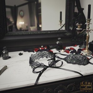 Masque pour les yeux et tour de cou gothique en dentelle noire - Style romantique sombre. image 2