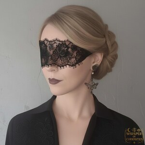 Masque pour les yeux et tour de cou gothique en dentelle noire - Style romantique sombre. image 3