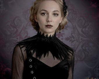 Ras de cou gothique en dentelle et plumes - Noir ou rouge