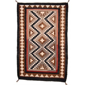 Peut inclure: Tapis rectangulaire tissé avec un motif géométrique. Le tapis présente un motif central de zigzags et de losanges dans des tons de gris, marron et noir, encadré de bordures de couleurs similaires et d'un accent rouge. Des glands sont visibles aux coins.