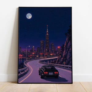 Puede incluir: Una impresión artística vertical enmarcada que muestra un coche deportivo negro conduciendo por una carretera costera de noche. La escena presenta un horizonte urbano brillante con un rascacielos central, una luna llena y acantilados rocosos.