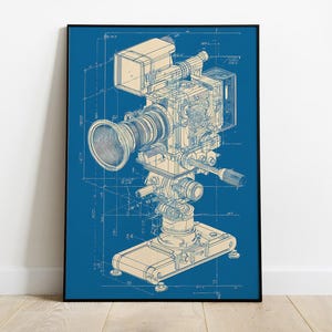 Puede incluir: Impresión estilo plano de una cámara de cine vintage, con líneas beige sobre un fondo azul oscuro. La cámara, montada sobre un soporte, muestra sus intrincados detalles mecánicos. Enmarcada y lista para colgar.