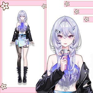 Puede incluir: Ilustración digital de un personaje con cabello lavanda, vistiendo un top azul con flecos plateados, una chaqueta de cuero negra y una falda holográfica. El personaje sostiene un micrófono rosa. La imagen está enmarcada con un borde rosa y acentos florales.