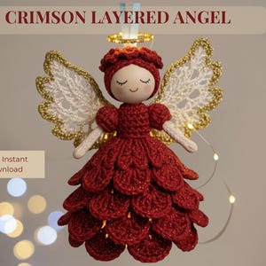 Puede incluir: Adorno de ángel carmesí hecho a mano con detalles de ganchillo en capas. El ángel tiene una expresión serena, alas blancas y doradas y un halo. El texto "CRIMSON LAYERED ANGEL" está en la parte superior. Descarga instantánea en PDF.