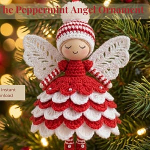 Pode incluir: Enfeite de Natal de anjo de hortelã-pimenta feito à mão com um design de crochê vermelho e branco. O anjo tem asas de crochê brancas e um chapéu a condizer. O enfeite é exibido em frente a uma árvore de Natal com luzes e enfeites vermelhos. O texto na imagem diz "The Peppermint Angel Ornament".