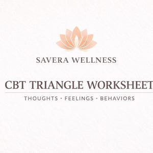 Op de afbeelding: Een werkblad met de tekst "CBT Triangle Worksheet" en de woorden "Thoughts, Feelings, Behaviors" op een getextureerde, gebroken witte achtergrond. Het Savera Wellness-logo, een perzikroze lotusbloem, staat bovenaan.