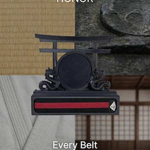 Puede incluir: Un expositor negro con un cinturón rojo y negro, con esculturas de dragones y un emblema circular. El expositor está adornado con el texto "HONOR" y "Every Belt Tells A Story".