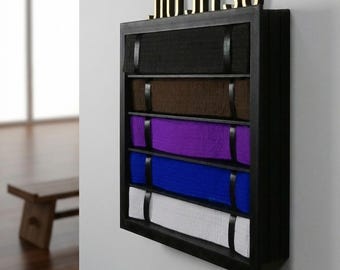 NOWOŚĆ! Gablota na 5 pasów do sztuk walki – otwarta twarz – Jiujitsu