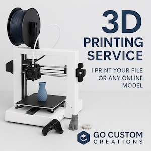 Puede incluir: Una impresora 3D blanca con una bobina de filamento azul, imprimiendo un jarrón azul. La imagen incluye el texto "3D PRINTING SERVICE" y "I PRINT YOUR FILE OR ANY ONLINE MODEL". También se ve una figura de gato gris y otros objetos impresos en 3D.