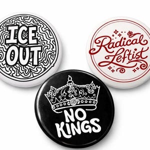 Juego de botones para protestas: "Sin reyes", "Fuera ICE", "Izquierdista radical" (pins activistas de 2,25")