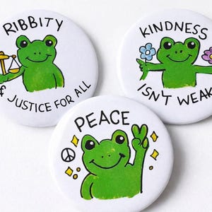 Handgezeichnetes Frosch-Button-Set – Gerechtigkeit, Frieden, Güte (5,25 Zoll)