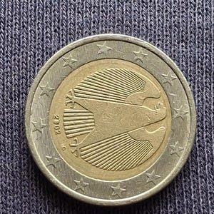 ドイツ 1ユーロ硬貨 2002年 2002年付けのドイツの1ユーロ硬貨の裏側。白い背景にドイツのワシが