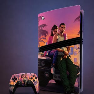 Pode incluir: Uma consola PlayStation 5 e um comando sem fios com uma capa personalizada com um tema de pôr do sol. O design mostra duas figuras em frente a um carro, palmeiras e um céu cor-de-rosa e laranja. O logótipo PlayStation é visível no topo.