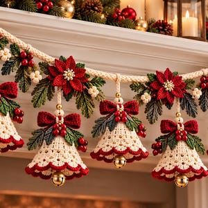 Può includere: Una ghirlanda decorativa con cinque campane all'uncinetto color crema con bordi smerlati rossi, ciascuna sormontata da un fiocco rosso, foglie verdi e bacche rosse. Le campane sono appese a una spessa corda intrecciata color crema con stelle di Natale.