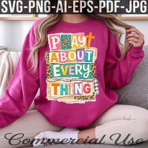 Puede incluir: Una sudadera magenta con el texto "PRAY ABOUT EVERYTHING" en un diseño colorido y en capas. El diseño incluye una cruz y varios patrones como estampado de leopardo y cuadros vichy. Es una prenda de vestir informal.