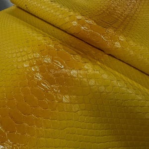 Puede incluir: Un juego de tres tazas de cerámica con un acabado moteado y mate. Las tazas son de color crema, gris claro y gris oscuro. Cada taza tiene un diseño simple y minimalista y un asa redondeada. Para café o té.