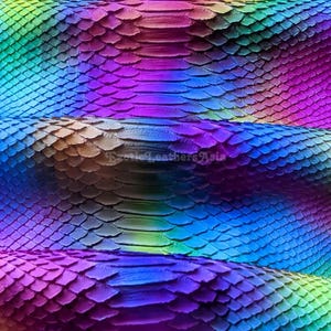 Puede incluir: Primer plano de un patrón de piel de serpiente multicolor. Las escamas transitan por tonos de amarillo, verde, azul, morado y rosa. Las variaciones de textura y color crean un efecto visual llamativo. El texto "Exotic Leathers Asia" es visible.