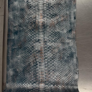 Äkta nätbehandlat pytonläder | Oblekt magskinn med gyllene senap | Indonesiskt garveri