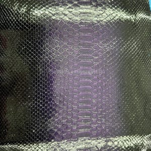 Äkta nätbehandlat pytonläder | Djupt violett svart oblekt magskinn | Indonesiskt garveri