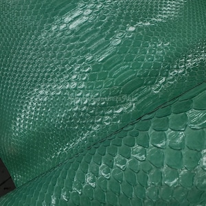 Può includere: Un set di tre tazze in ceramica con finitura opaca e macchiettata. Le tazze sono nei toni del crema, grigio chiaro e grigio scuro. Ogni tazza ha un design semplice e minimalista.