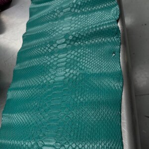 Äkta nätbehandlat pytonläder | Turkosblekt magskinn | Indonesiskt garveri