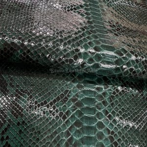 Véritable cuir de python réticulé | Vert forêt profond brillant non blanchi pour le ventre | Tannerie indonésienne