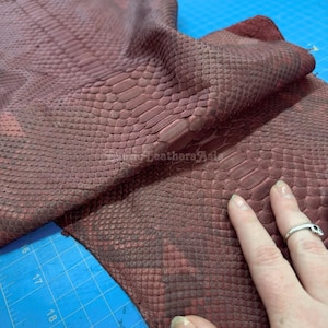 Pelle di pitone reticolato autentica / Pelle di ventre non sbiancata color rosso mattone opaco / Conceria indonesiana