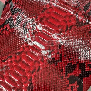 Äkta nätbehandlat pytonläder | Glansigt karmosinrött oblekt magskinn | Indonesiskt garveri