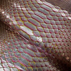 Äkta nätbehandlat pytonläder | Oblekt magskinn i antikbrons metallic | Indonesiskt garveri