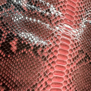 Äkta nätbehandlat pytonläder | Oblekt magskinn i rosenträ, rött | Indonesiskt garveri