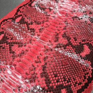 Pode incluir: Uma placa de madeira rústica com o texto "Welcome to our porch" em letras brancas. A placa apresenta um acabamento desgastado e um design simples e convidativo, perfeito para decoração exterior.