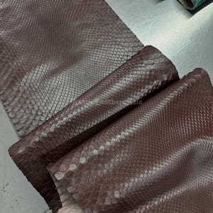 Äkta nätbehandlat pytonläder | Espressoblekt läder | Indonesiskt garveri