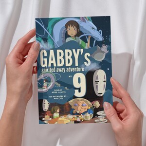 K&ouml;nnte beinhalten: Eine farbenfrohe Einladungskarte mit dem Text "GABBY's spirited away adventure at 9" und Illustrationen von Charakteren aus einem beliebten Animationsfilm. Die Karte enth&auml;lt Eventdetails.